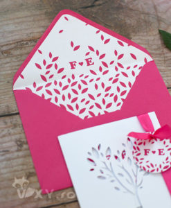 invitatie nunta, invitatie personalizata, invitatie fucsia, invitatie copac, plic personalizat, invitatie nunta decupata