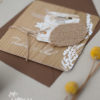 invitatie nunta deosebita, invitatie nunta personalizata, invitatie nunta textura lemn, invitatie nunta lemn si iuta, invitatie nunta handmade, nunta tematica lemn si iuta, vixy.ro, invitatii evenimente personalizate, invitatii lemn si iuta, invitatii speciale