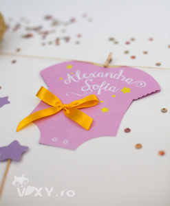 invitatie botez, invitatie personalizata, invitatie body, invitatie fete, body bebe, body cu fundita, invitatie inedita,vixy.ro, body personalizat, invitatie body delicat