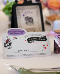 Alice in tara minunilor, tema nunta, petreceri tematice, petreceri personalizate, alice in tara minunilor, papetarie personalizata, vixy.ro, vixy design, papetarie alice in tara minunilor, meniu Alice in Tara Minunilor, place card personalizat, place card tip plic de bani, plic Alice, plic Alice in tara minunilor, meniu Alice in tara minunilor, invitatie alice in tara minunilor, invitatie palarie, numar masa alice in tara minunilor, numar masa personalizat nunta, nunta, botez alice in tara minunilor, petrecere alice in tara minunilor, candy bar alice in tara minunilor, palarierul nebun, meniu alice si palarierul, pachete petreceri, pachete papetarie nunta