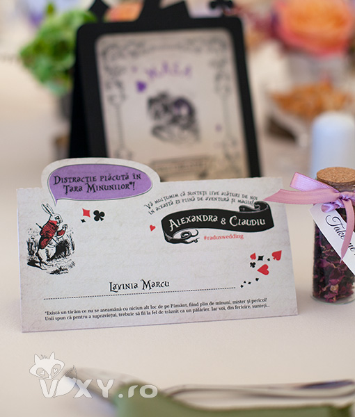 Alice in tara minunilor, tema nunta, petreceri tematice, petreceri personalizate, alice in tara minunilor, papetarie personalizata, vixy.ro, vixy design, papetarie alice in tara minunilor, meniu Alice in Tara Minunilor, place card personalizat, place card tip plic de bani, plic Alice, plic Alice in tara minunilor, meniu Alice in tara minunilor, invitatie alice in tara minunilor, invitatie palarie, numar masa alice in tara minunilor, numar masa personalizat nunta, nunta, botez alice in tara minunilor, petrecere alice in tara minunilor, candy bar alice in tara minunilor, palarierul nebun, meniu alice si palarierul, pachete petreceri, pachete papetarie nunta