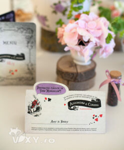 Alice in tara minunilor, tema nunta, petreceri tematice, petreceri personalizate, alice in tara minunilor, papetarie personalizata, vixy.ro, vixy design, papetarie alice in tara minunilor, meniu Alice in Tara Minunilor, place card personalizat, place card tip plic de bani, plic Alice, plic Alice in tara minunilor, meniu Alice in tara minunilor, invitatie alice in tara minunilor, invitatie palarie, numar masa alice in tara minunilor, numar masa personalizat nunta, nunta, botez alice in tara minunilor, petrecere alice in tara minunilor, candy bar alice in tara minunilor, palarierul nebun, meniu alice si palarierul, pachete petreceri, pachete papetarie nunta