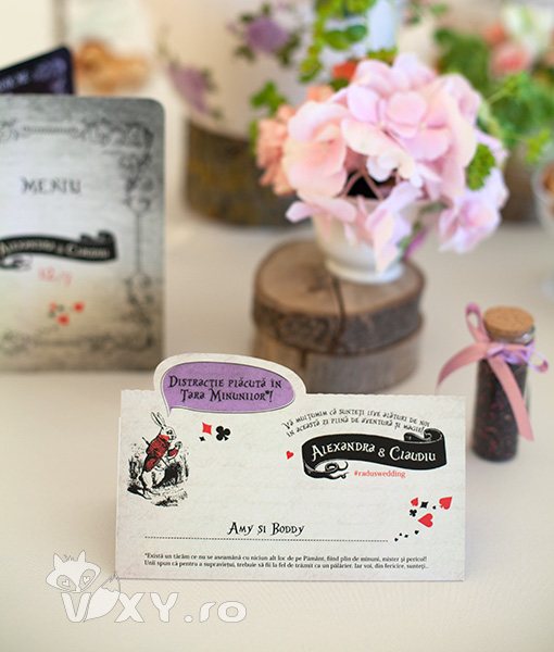 Alice in tara minunilor, tema nunta, petreceri tematice, petreceri personalizate, alice in tara minunilor, papetarie personalizata, vixy.ro, vixy design, papetarie alice in tara minunilor, meniu Alice in Tara Minunilor, place card personalizat, place card tip plic de bani, plic Alice, plic Alice in tara minunilor, meniu Alice in tara minunilor, invitatie alice in tara minunilor, invitatie palarie, numar masa alice in tara minunilor, numar masa personalizat nunta, nunta, botez alice in tara minunilor, petrecere alice in tara minunilor, candy bar alice in tara minunilor, palarierul nebun, meniu alice si palarierul, pachete petreceri, pachete papetarie nunta