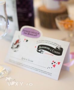Alice in tara minunilor, tema nunta, petreceri tematice, petreceri personalizate, alice in tara minunilor, papetarie personalizata, vixy.ro, vixy design, papetarie alice in tara minunilor, meniu Alice in Tara Minunilor, place card personalizat, place card tip plic de bani, plic Alice, plic Alice in tara minunilor, meniu Alice in tara minunilor, invitatie alice in tara minunilor, invitatie palarie, numar masa alice in tara minunilor, numar masa personalizat nunta, nunta, botez alice in tara minunilor, petrecere alice in tara minunilor, candy bar alice in tara minunilor, palarierul nebun, meniu alice si palarierul, pachete petreceri, pachete papetarie nunta