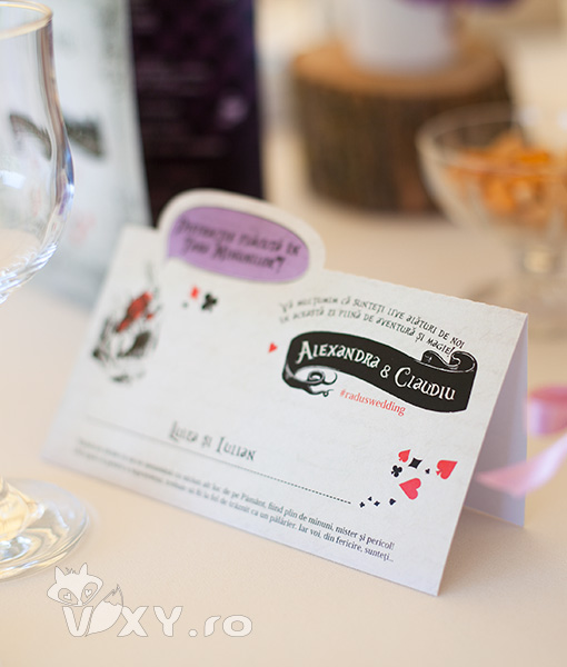 Alice in tara minunilor, tema nunta, petreceri tematice, petreceri personalizate, alice in tara minunilor, papetarie personalizata, vixy.ro, vixy design, papetarie alice in tara minunilor, meniu Alice in Tara Minunilor, place card personalizat, place card tip plic de bani, plic Alice, plic Alice in tara minunilor, meniu Alice in tara minunilor, invitatie alice in tara minunilor, invitatie palarie, numar masa alice in tara minunilor, numar masa personalizat nunta, nunta, botez alice in tara minunilor, petrecere alice in tara minunilor, candy bar alice in tara minunilor, palarierul nebun, meniu alice si palarierul, pachete petreceri, pachete papetarie nunta