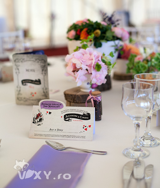 Alice in tara minunilor, tema nunta, petreceri tematice, petreceri personalizate, alice in tara minunilor, papetarie personalizata, vixy.ro, vixy design, papetarie alice in tara minunilor, meniu Alice in Tara Minunilor, place card personalizat, place card tip plic de bani, plic Alice, plic Alice in tara minunilor, meniu Alice in tara minunilor, invitatie alice in tara minunilor, invitatie palarie, numar masa alice in tara minunilor, numar masa personalizat nunta, nunta, botez alice in tara minunilor, petrecere alice in tara minunilor, candy bar alice in tara minunilor, palarierul nebun, meniu alice si palarierul, pachete petreceri, pachete papetarie nunta