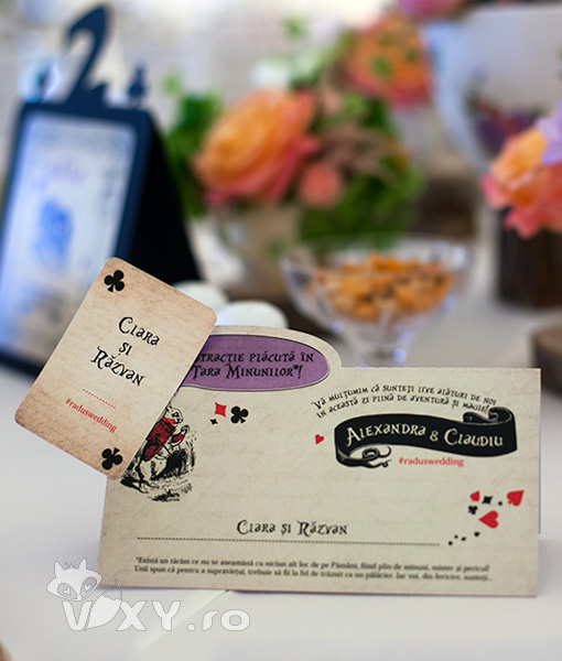 Alice in tara minunilor, tema nunta, petreceri tematice, petreceri personalizate, alice in tara minunilor, papetarie personalizata, vixy.ro, vixy design, papetarie alice in tara minunilor, meniu Alice in Tara Minunilor, place card personalizat, place card tip plic de bani, plic Alice, plic Alice in tara minunilor, meniu Alice in tara minunilor, invitatie alice in tara minunilor, invitatie palarie, numar masa alice in tara minunilor, numar masa personalizat nunta, nunta, botez alice in tara minunilor, petrecere alice in tara minunilor, candy bar alice in tara minunilor, palarierul nebun, meniu alice si palarierul, pachete petreceri, pachete papetarie nunta