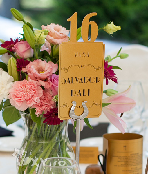 papetarie personalizata, papetarie nunta, anii 20, 1920, petrecere 1920, petrecere anii 20, nunta anii 20, numar de masa, meniu, place card, auriu, tema nunta auriu, materiale papetarie personalizate, nunta auriu, efervescenta anilor 20, vixy.ro, vixy design, produse tematice, numar masa decupat, meniu personalizat, meniu nunta personalizat, meniu auriu, place card auriu, nunta speciala, nunta deosebita,