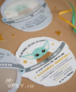 invitatie personalizata, invitatie yoda, invitatie star wars, star wars, papetarie star wars, vixy.ro, vixy design, papetarie star wars, yoda, baby yoda, papetarie petrecere, botez star wars, botez baby yoda, botez yoda, cutii yoda, coifuri yoda, coifuri star wars, eveniment special, eveniment star wars, invitatie personalizata, invitatii personalizate, invitatii personalizate star wars