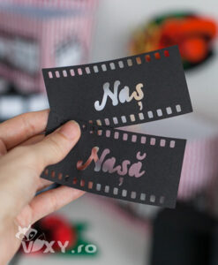 tema cinema, nunta tematica, nunta cinema, nunti tematice, nunti cinema, eveniment tematic cinema, vixy.ro, vixy design, numar masa cinema, botez cinema, tema nunta cinema, cutie popcorn cinema, eveniment personalizat cinema, cutie dar camera cinema, role cinema, role decor tema cinema, role film cinema, camera film cinema, camera film cutie, cutie personalizata cinema, cutie de dar cinema, meniu cinema, botezuri tematice, nunti tematice, oscar, cinematograf tematic, place card mire, place card mireasa, place card, place card decupat, place card nas, place card nasa, place carduri decupate